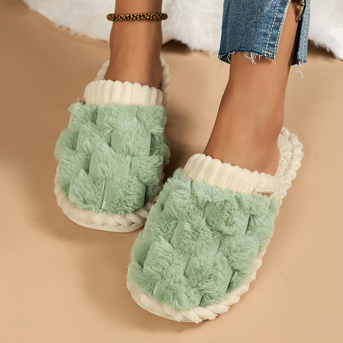 Plush Faux Fur Slippers – Cozy Winter Comfort with Cushioned Sole