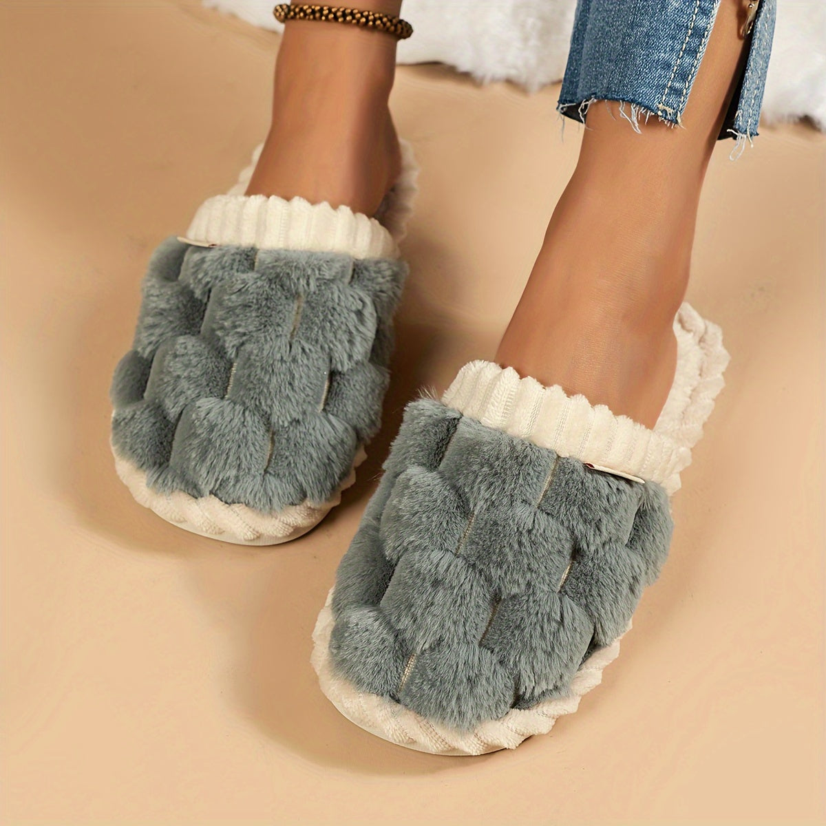 Plush Faux Fur Slippers – Cozy Winter Comfort with Cushioned Sole